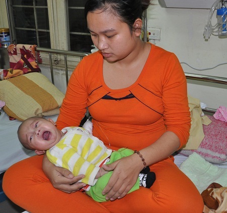 Nhìn con đau đớn, Ngân cho biết: Em vô cùng lo lắng nhưng không biết làm cách nào cả.