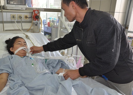 Không có tiền lo cho vợ, anh Đại như không còn tỉnh táo trong những ngày trên viện chăm vợ.