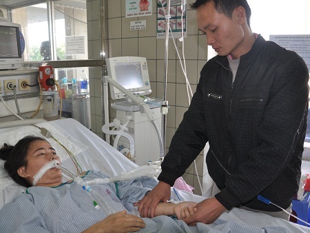 Không có tiền lo cho vợ, anh Đại như không còn tỉnh táo trong những ngày trên viện chăm vợ.