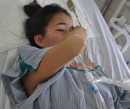 Không nói được lời nào nhưng nỗi lo cho hai con khiến chị bật khóc.