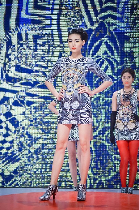 Hải Long - Thế Huy với cảm hứng từ mặt nạ tuồng trong từng mẫu thiết kế.