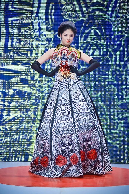 Hải Long - Thế Huy với cảm hứng từ mặt nạ tuồng trong từng mẫu thiết kế.