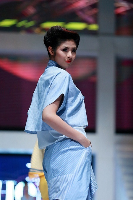 Trẻ trung trong những đường sọc trên thiết kế của Hồng Vương.