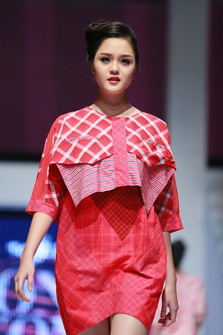 NTK Hồng Vương thể hiện sự tươi trẻ trong không gian của những đường sọc, caro và đường chéo.