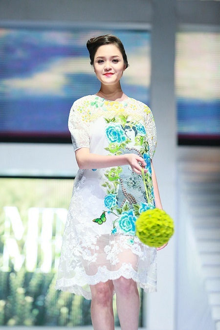 Các sao rạng rỡ trong những thiết kế lấy từ cảm hứng thiên nhiên của NTK Minh Minh.