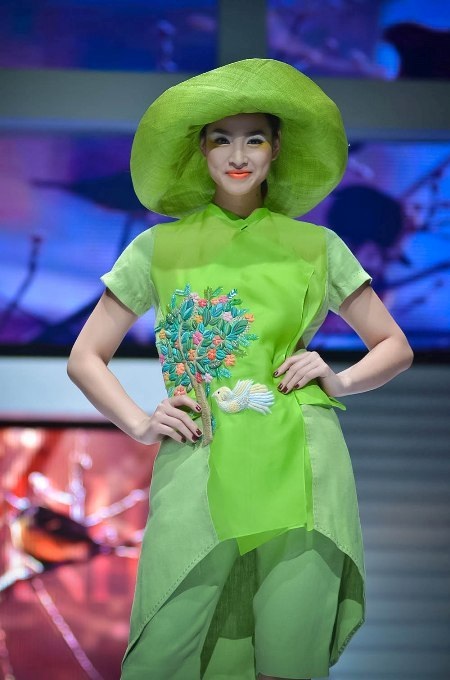 Một số những mẫu thiết kế ấn tượng của Việt Hà.