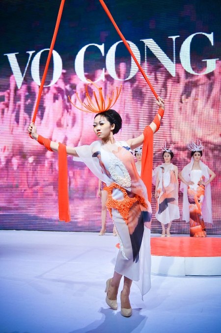 NTK Công Khanh tung BST Chim hạc tuyệt đẹp - 14 NTK Công Khanh.