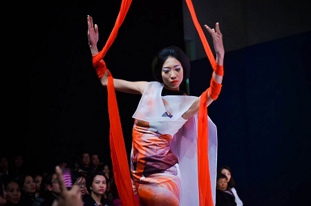NTK Công Khanh tung BST Chim hạc tuyệt đẹp - 5 Điểm nhấn trong phần trình diễn những trang phục của NTK Công Khanh là