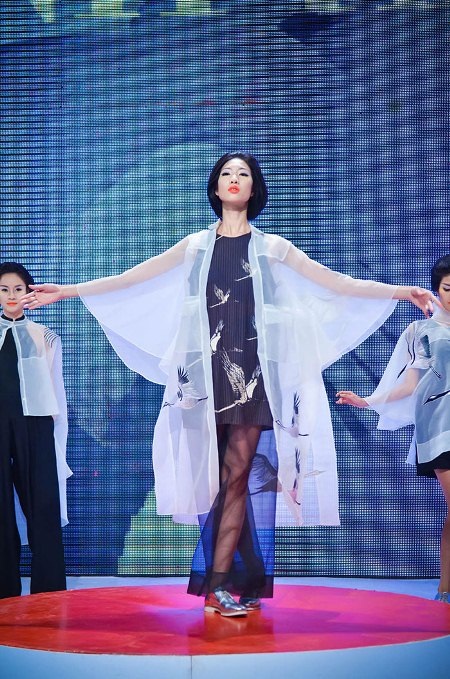 Lấy cảm hứng từ chim hạc trắng, NTK Minh Hạnh mang đến vẻ đẹp thanh thoát, bay bổng.