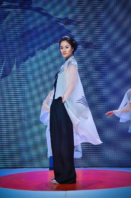 Lấy cảm hứng từ chim hạc trắng, NTK Minh Hạnh mang đến vẻ đẹp thanh thoát, bay bổng.