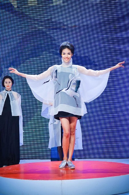 NTK Minh Hạnh sử dụng vải lanh của người dân tộc H Mông trên Hà Giang trong BST của mình.