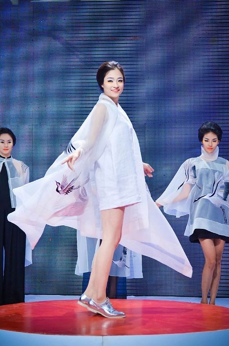 NTK Minh Hạnh sử dụng vải lanh của người dân tộc H Mông trên Hà Giang trong BST của mình.