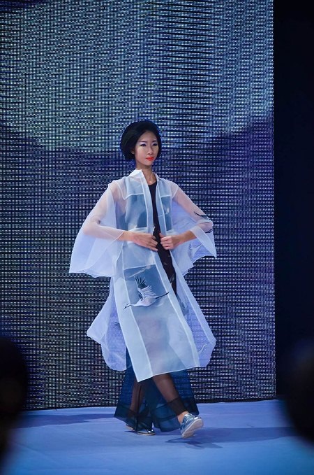 NTK Minh Hạnh sử dụng vải lanh của người dân tộc H Mông trên Hà Giang trong BST của mình.