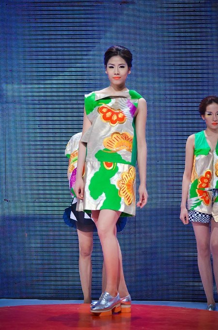 Lấy cảm hứng từ chim hạc trắng, NTK Minh Hạnh mang đến vẻ đẹp thanh thoát, bay bổng.