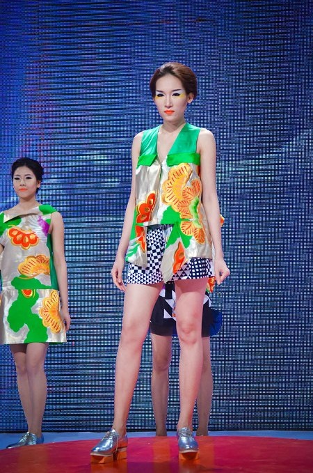 Lấy cảm hứng từ chim hạc trắng, NTK Minh Hạnh mang đến vẻ đẹp thanh thoát, bay bổng.