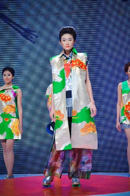 Lấy cảm hứng từ chim hạc trắng, NTK Minh Hạnh mang đến vẻ đẹp thanh thoát, bay bổng.