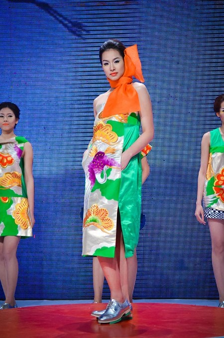 Lấy cảm hứng từ chim hạc trắng, NTK Minh Hạnh mang đến vẻ đẹp thanh thoát, bay bổng.