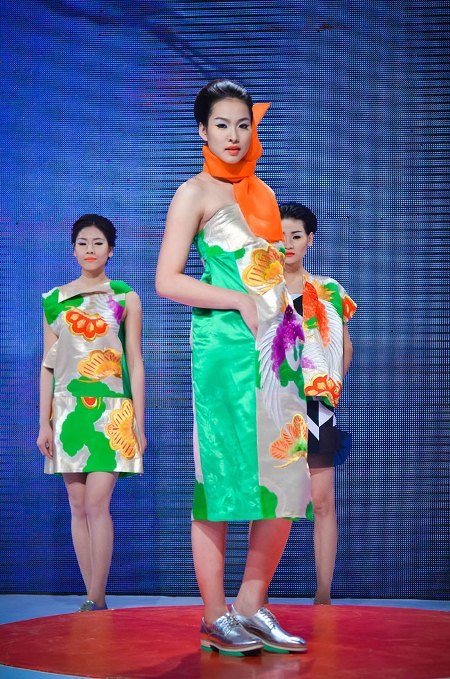 Lấy cảm hứng từ chim hạc trắng, NTK Minh Hạnh mang đến vẻ đẹp thanh thoát, bay bổng.