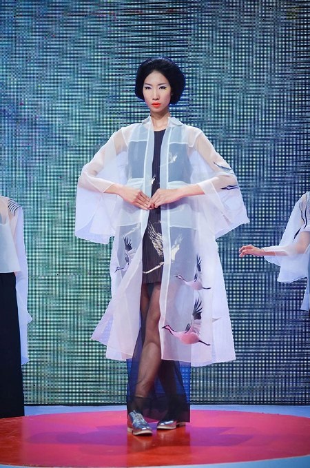 Lấy cảm hứng từ chim hạc trắng, NTK Minh Hạnh mang đến vẻ đẹp thanh thoát, bay bổng.