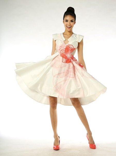 Những tia nắng mùa hè gặp nhau tạo hiệu ứng kì diệu của ánh sáng là cảm hứng của NTK Bích Hà.