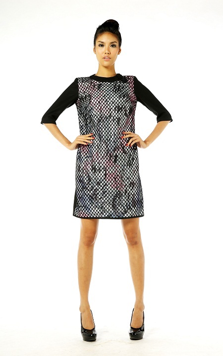 NTK Vũ Việt Hà kêu gọi bảo vệ rựng với nền chất liệu chủ đạo là lụa nhún.