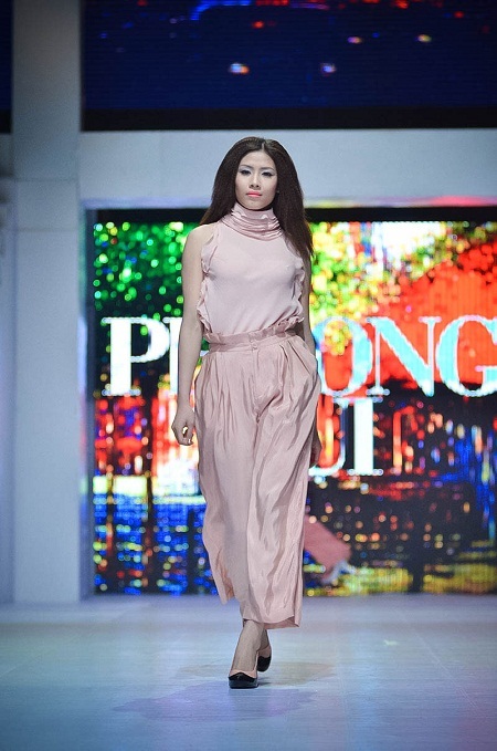 Người đẹp Việt thể hiện tinh thần thể thao giữa trời đông lạnh giá - 23 NTK Thương Huyền tạo những bộ trang phục lấy cảm hứng từ thiên nhiên.