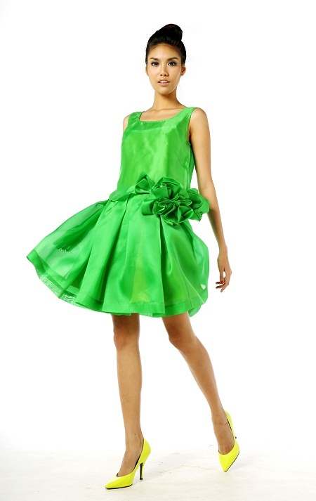 Thủy design house kết hợp gấm thêu hoa sang trọng và organza quyến rũ tạo sự tươi trẻ.