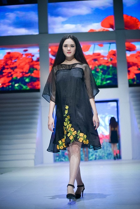 Người đẹp Việt thể hiện tinh thần thể thao giữa trời đông lạnh giá - 21 NTK Thương Huyền tạo những bộ trang phục lấy cảm hứng từ thiên nhiên.