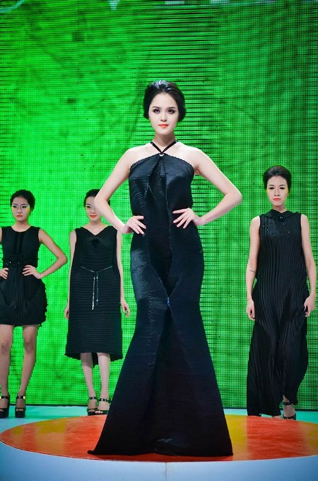 Thời trang cao cấp Việt khẳng định ở đêm Haute Couture - 3 Mẫu thiết kế của Việt Hà.
