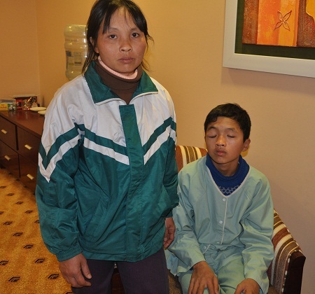 Bị u xơ thần kinh tuyến mắt khiến mi mắt phải của em sụp xuống gần như không còn nhìn thấy gì nữa.