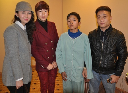 Bị u xơ thần kinh tuyến mắt khiến mi mắt phải của em sụp xuống gần như không còn nhìn thấy gì nữa.