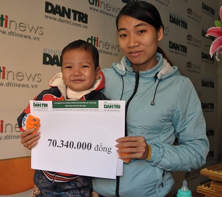 Hai mẹ con nhận quà bạn đọc Dân trí.