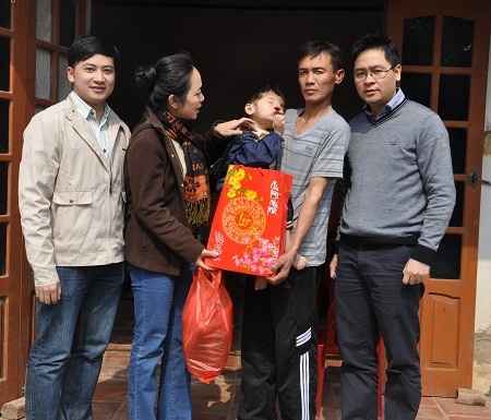 Nhiều món quà của đoàn công tác bệnh viện Nhi TW được trao đến hai bố con.