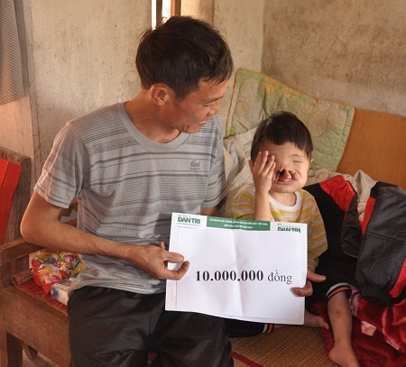 Ngoài ra, hai bố con Tự cũng nhận 10.000.000 đồng của bạn đọc Dân trí.