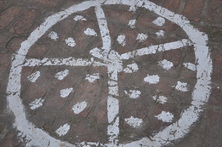 Cót thóc được vẽ bằng vôi của ông nội với hi vọng năm mới đủ đầy, no ấm.