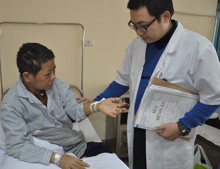 Bác sĩ Vũ Trung Trực - Phó trưởng khoa Ngoại tổng hợp thăm bệnh và động viên cô.