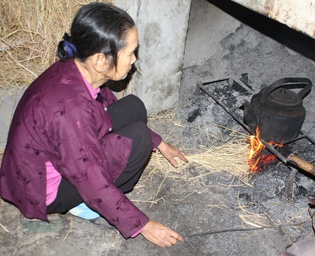 "Ngày tết, chúng tôi chỉ biết ôm nhau mà khóc" - 6 Con trai và con dâu đều bị liệt nên mọi công việc đều một tay cụ Út lo toan.