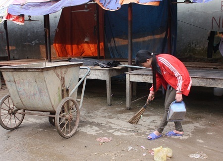 Ngã vào nồi nước sôi làm gà, tính mạng bé 8 tuổi vô cùng nguy kịch - 6 Chị gái của Luân hàng ngày thay bố mẹ quét chợ và trông đứa em út 1 tuổi.