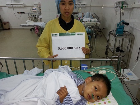 Hai mẹ con nhận 5 triệu đồng được trích nóng từ quỹ Nhân Ái của báo điện tử Dân trí.