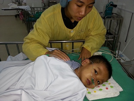 Minh Duy vẫn còn rất yếu và đang được điều trị tại khoa Hồi sức Ngoại của bệnh viện Tim Hà Nội.