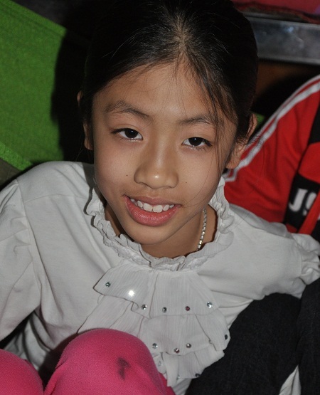 Nụ cười của cô bé Ngọc khi thấy mẹ lấy lại tinh thần và sống vui vẻ hơn.