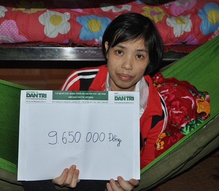 Chị Thúy tiếp tục nhận quà bạn đọc Dân trí giúp đỡ.