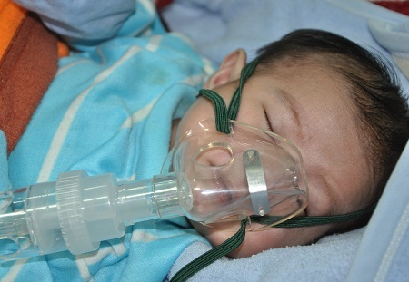 Chiếc bình oxy là cứu tinh của em mỗi lần không thở được.