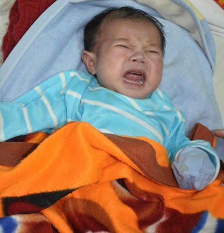 Bé Minh Nhật hiện đã có lịch mổ nhưng bố mẹ không có đâu ra tiền đóng viện phí cho con.