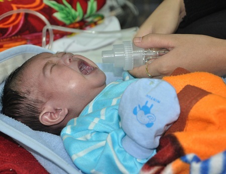 Những cơn đau khiến em quấy khóc cả ngày.