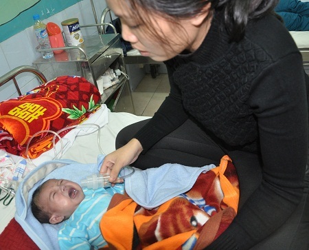 Chiếc bình oxy là cứu tinh của em mỗi lần không thở được.