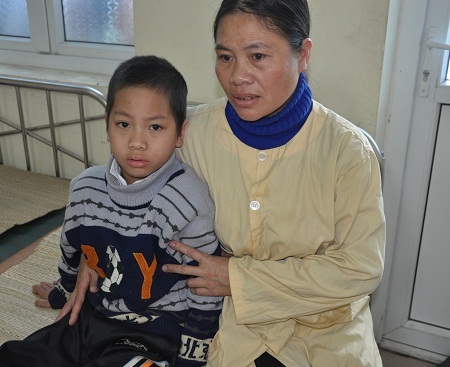 Hai mẹ con mừng rỡ vì thời gian qua được bạn đọc Dân trí giúp đỡ.