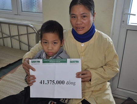 Chị Bảy nhận quà bạn đọc Dân trí tại Viện bỏng quốc gia.