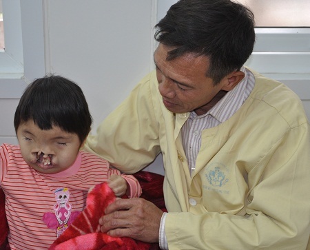 Hai bố con xuống viện với tâm lí khá thoải mái vì bên cạnh có nhiều người giúp đỡ.