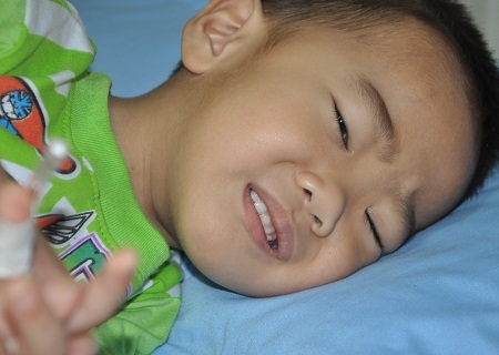 Chồng đã bệnh, bé Thế Anh lại phải đối mặt với án tử hình bởi căn bệnh ung thư máu dạng tủy.